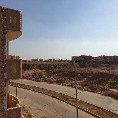 شقه 190 متر , ثالث بلكونه , نصف تشطيب , للبيع فى الحى الثالث بجوار نادى سيتى كلاب , مدينه العبور