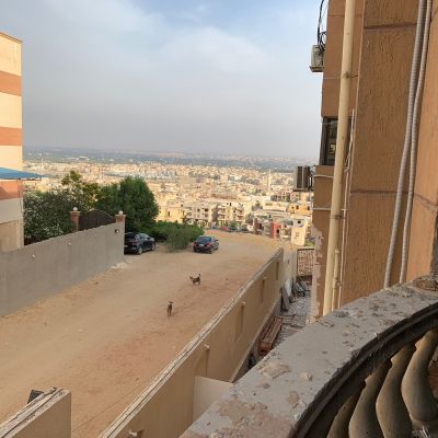 شقة 125 متر اول بلكونة نص تشطيب للبيع  في الحي الاول منطقة التبة مدينة العبور.