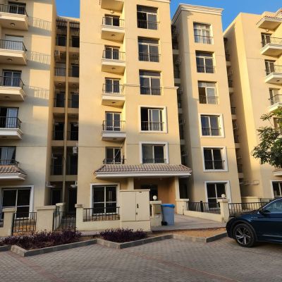 Apartment, 122 meters, red brick, second balcony, for sale inside Sarai Compound in Fifth Settlement