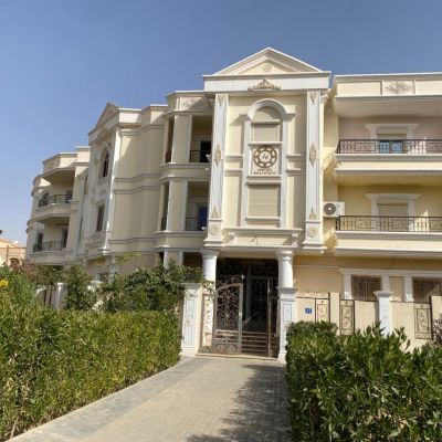 شقه 260 متر اول بلاكونه 90% تشطيب للبيع في مدينة الشروق الحي الثامن مجاوره 3.