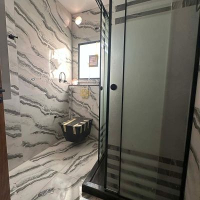 شقه 200 متر تالت بلكونه الترا سوبر لوكس ف الحي الخامس مدينه العبور 